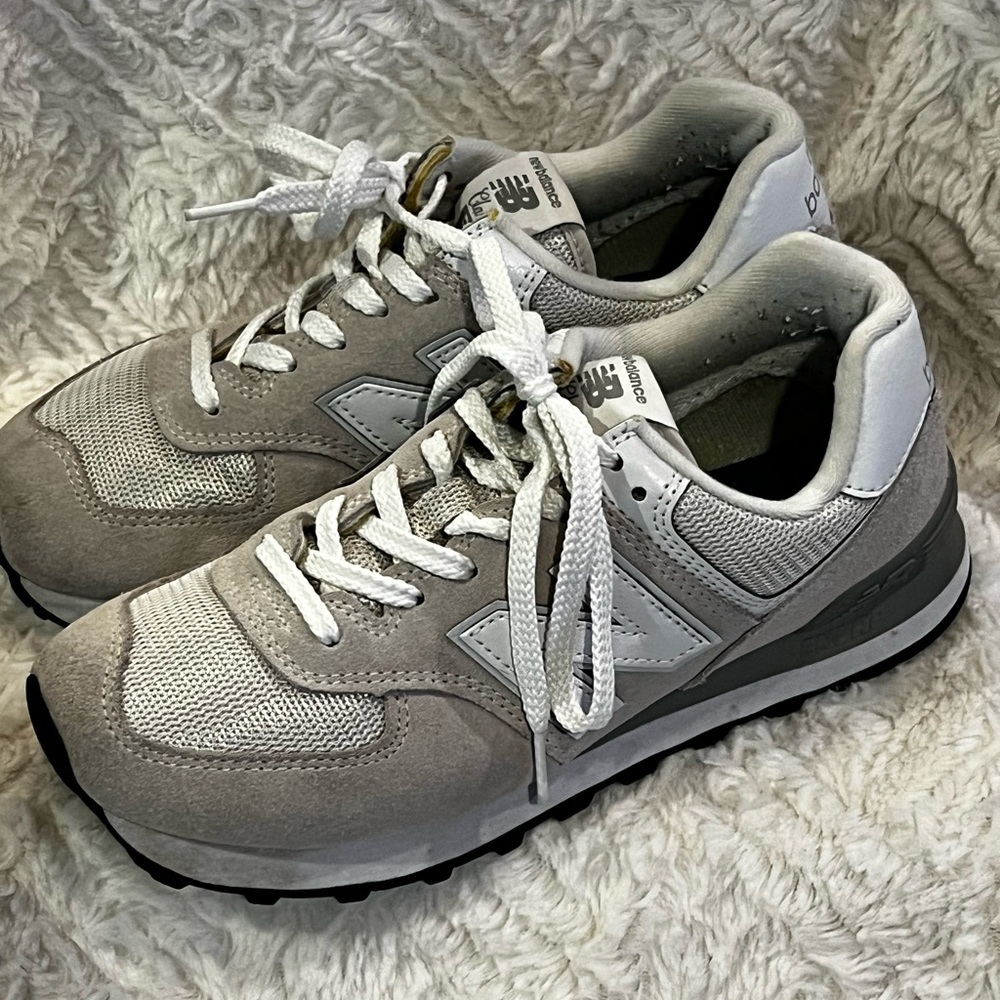 New Balance 574  Light Gray and White Sneakers size 8 - Picture 3 of 10